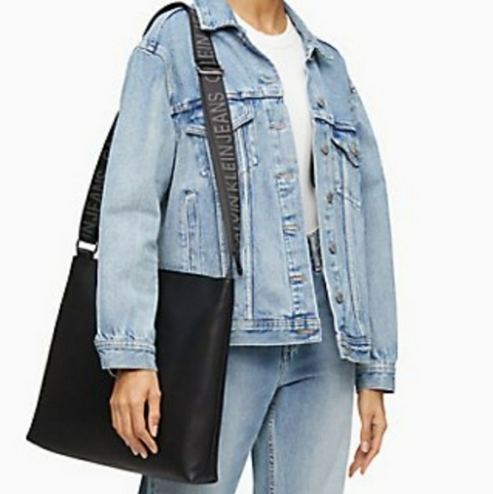 NWT Calvin Klein Jeans > Ultralight Micro Pebble Hobo Bag Black